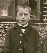Hans Stolten, geboren 1894. Foto vor dem Stoltenhaus Kaßburg in Sülfeld ca. 1905